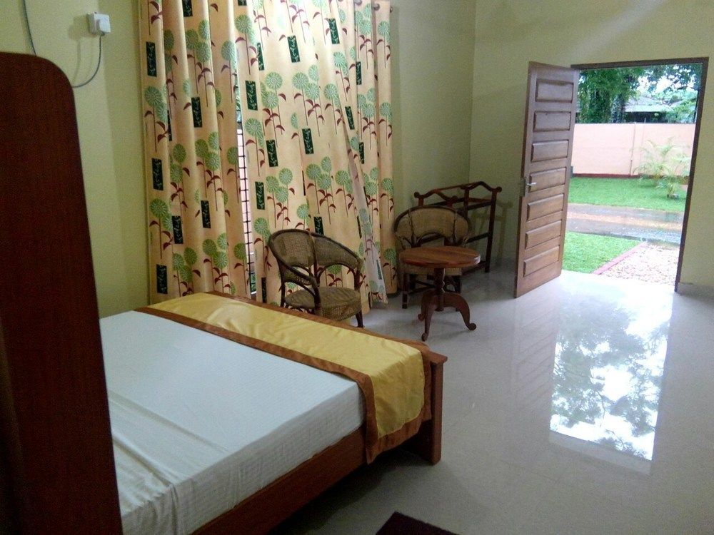 Nirmala Hotel And Restaurant 波隆纳鲁沃 外观 照片
