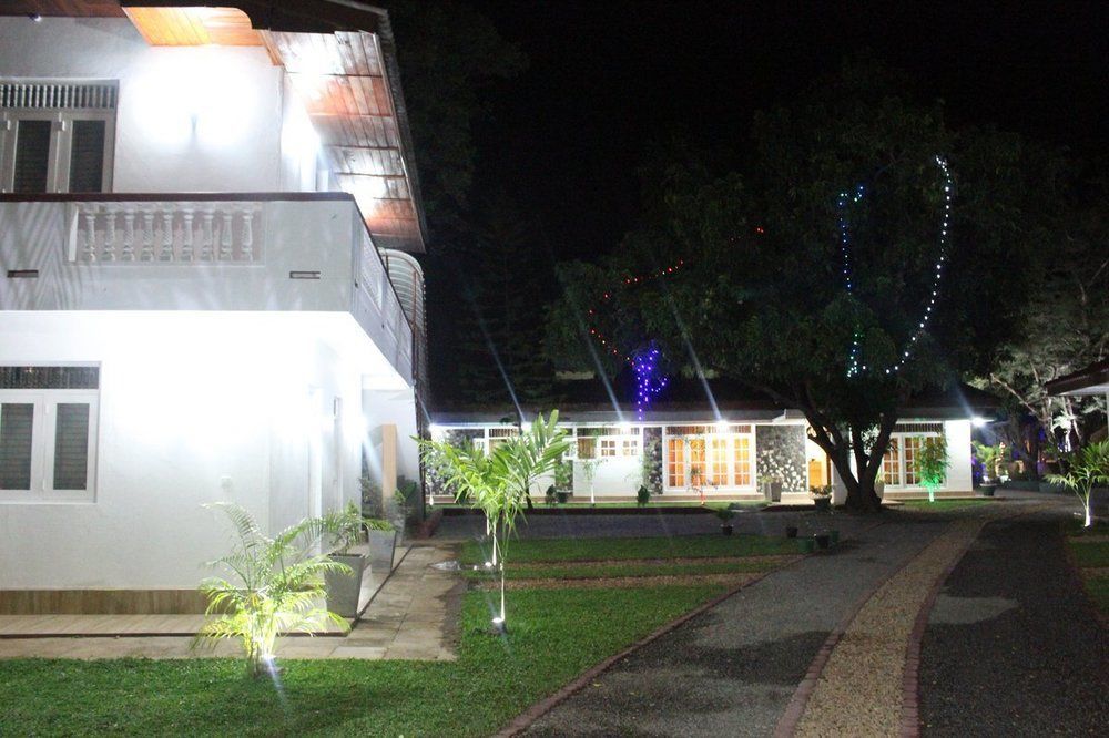 Nirmala Hotel And Restaurant 波隆纳鲁沃 外观 照片