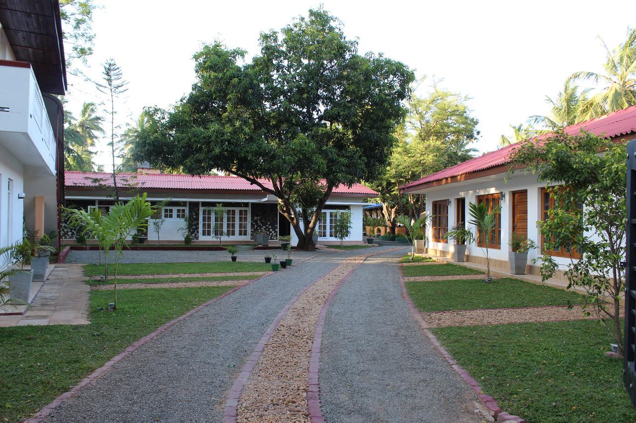 Nirmala Hotel And Restaurant 波隆纳鲁沃 外观 照片