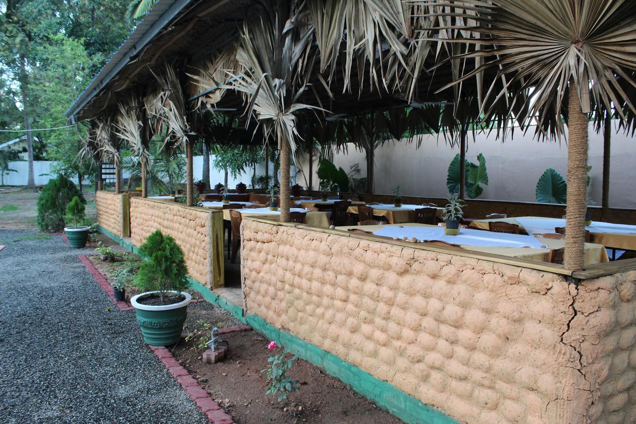 Nirmala Hotel And Restaurant 波隆纳鲁沃 外观 照片