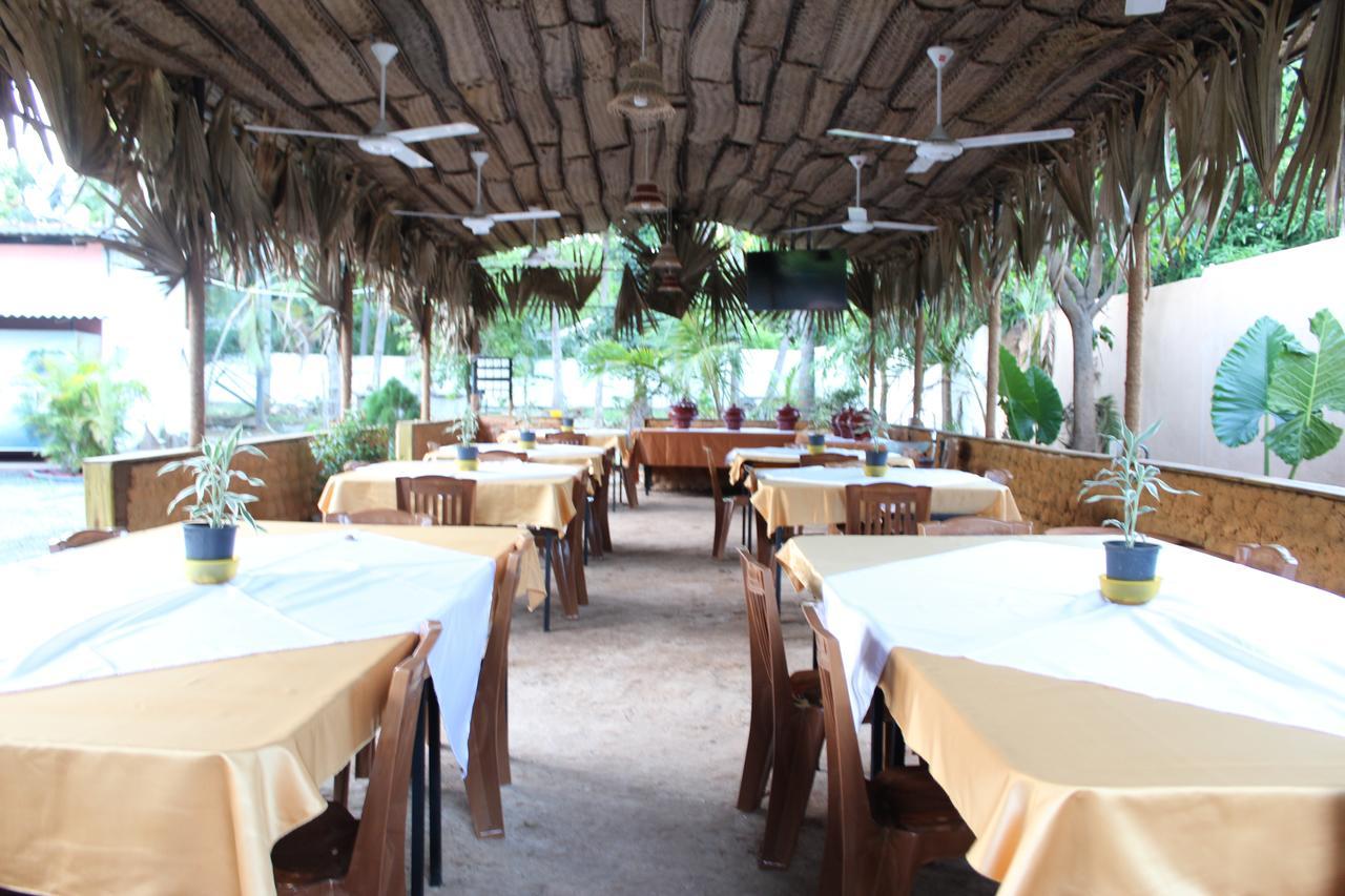 Nirmala Hotel And Restaurant 波隆纳鲁沃 外观 照片