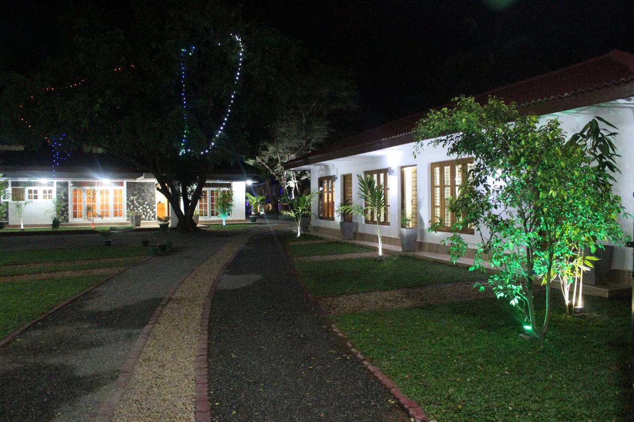 Nirmala Hotel And Restaurant 波隆纳鲁沃 外观 照片
