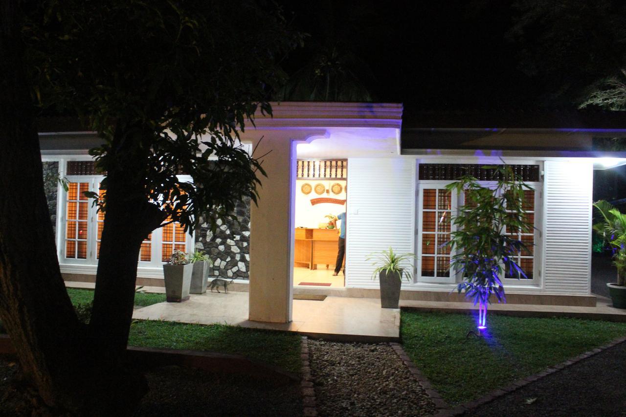 Nirmala Hotel And Restaurant 波隆纳鲁沃 外观 照片