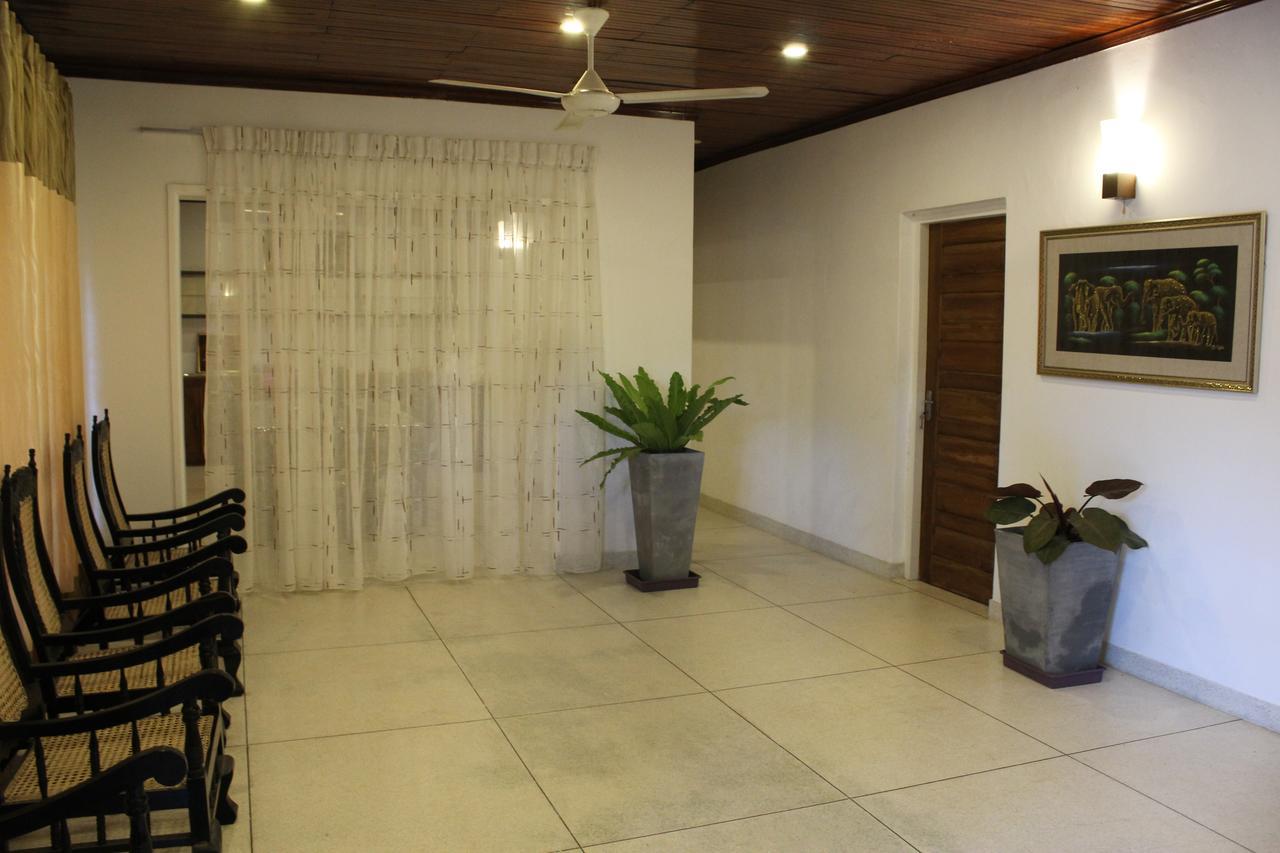 Nirmala Hotel And Restaurant 波隆纳鲁沃 外观 照片